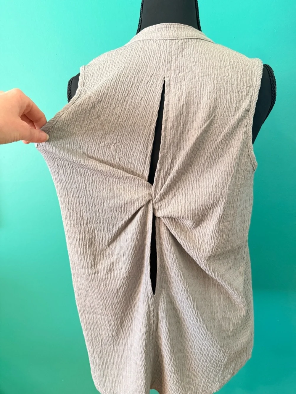 Buckle Grey Twist-Back Sleeveless Tank - Picture 4 of 11